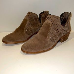 Vince Camuto Ankle Booties Sz 8 Taupe Suede